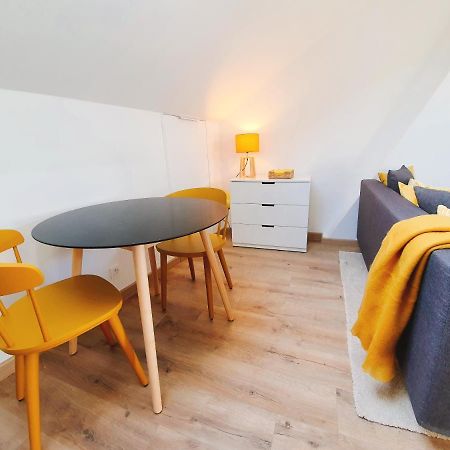 Yellow Studio Mons Bagian luar foto